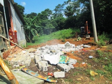 Bức tường đổ sập đè trúng 4 em nhỏ. 2 em chết tại chỗ, 2 em tử vong trên đường đi cấp cứu