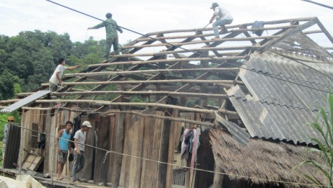 Người dân khắc phục sự cố sau bão Người dân khắc phục sự cố sau bão