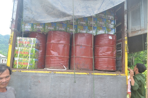 Chiếc xe tải bị nghi ngờ chở phế thải từ thuốc trừ sâu đi phi tang