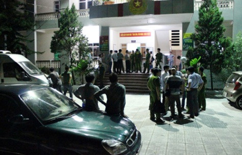 Một trong số cán bộ kiểm lâm bị bắt giữ để điều tra vụ việc Một trong số cán bộ kiểm lâm bị bắt giữ để điều tra vụ việc