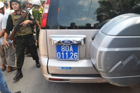 Chiếc xe biển xanh va chạm với người đi đường Chiếc xe biển xanh va chạm với người đi đường