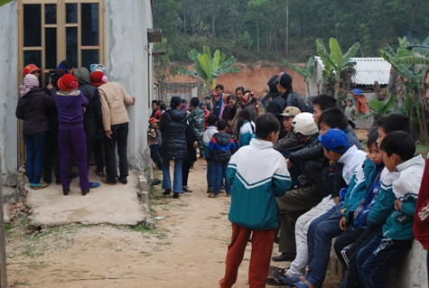 Hàng trăm người dân địa phương đau xót trước cái chết của 3 người trong vụ ngạt khí Hàng trăm người dân địa phương đau xót trước cái chết của 3 người trong vụ ngạt khí