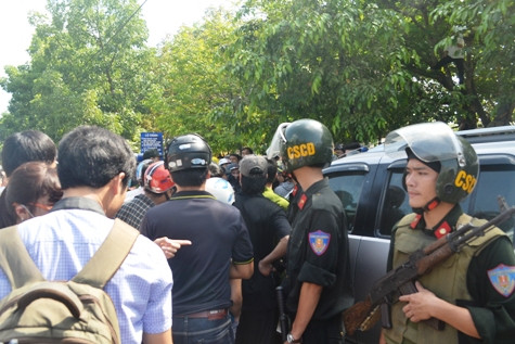 Lực lượng chức năng đã có mặt tại hiện trường để đảm bảo an ninh trật tự Lực lượng chức năng đã có mặt tại hiện trường để đảm bảo an ninh trật tự