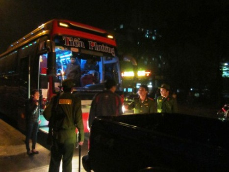 Lực lượng chức năng có mặt tại hiện trường để xử lý vụ việc