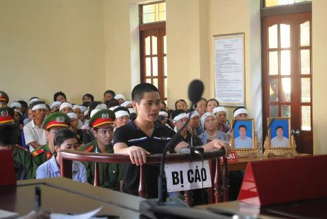 Bị cáo Nguyễn Văn Hải đứng trước vành móng ngựa Bị cáo Nguyễn Văn Hải đứng trước vành móng ngựa