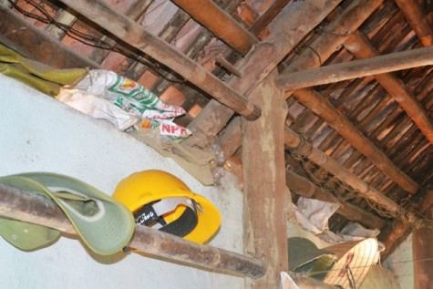 Để tránh mùi hôi thối, nhiều hộ dân đã dùng bao bì bịt kín các lỗ khí thông hơi trong nhà Để tránh mùi hôi thối, nhiều hộ dân đã dùng bao bì bịt kín các lỗ khí thông hơi trong nhà