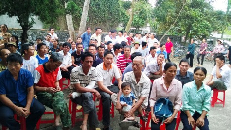 Nhiều người dân có mặt tại nhà văn hóa thôn Mỹ Hòa để đối thoại với chính quyền Nhiều người dân có mặt tại nhà văn hóa thôn Mỹ Hòa để đối thoại với chính quyền