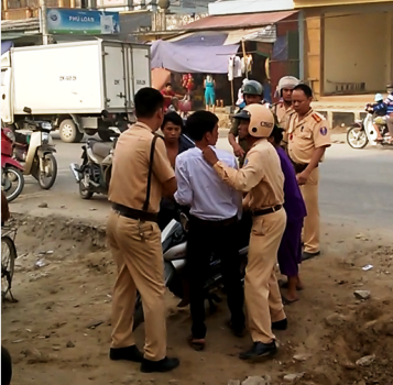 CSGT Tĩnh Gia xua đuổi người dân can ngăn vụ việc