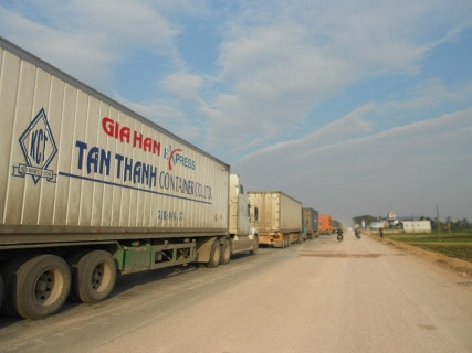 Nhiều phương tiện đã phải dùng lại vì tắc đường Nhiều phương tiện đã phải dùng lại vì tắc đường