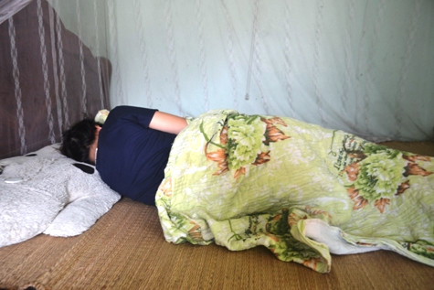 Q. hoảng loạn, chỉ nằm trên giường khóc. Ảnh TM Q. hoảng loạn, chỉ nằm trên giường khóc. Ảnh TM