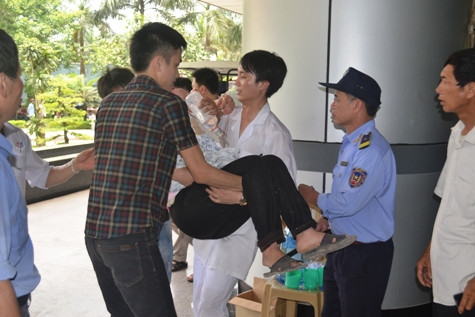 một công nhân được đưa tới bệnh viện trong tình trạng ngất xỉu