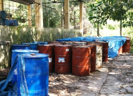 Một số lượng lớn các phuy hóa chất còn lại tại nhà máy này Một số lượng lớn các phuy hóa chất còn lại tại nhà máy này