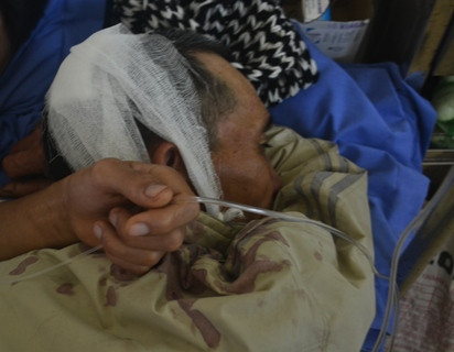 Ông Năm bị dính vết thương nặng trên đầu do xô sát với các đối tượng tự xưng là công an Ông Năm bị dính vết thương nặng trên đầu do xô sát với các đối tượng tự xưng là công an