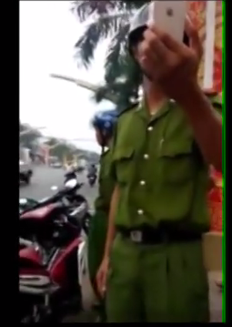 Công an dùng điện thoại ghi lại hình ảnh người dân quay phim Công an dùng điện thoại ghi lại hình ảnh người dân quay phim