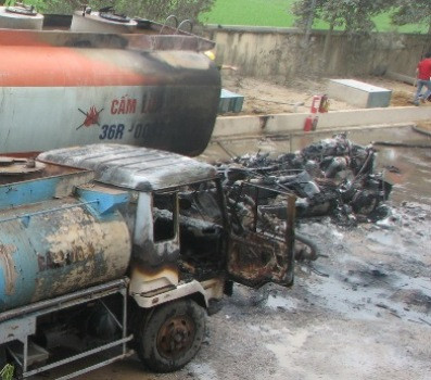 Phần đầu của 2 chiếc xe chở xăng dầu bị hư hỏng nặng Phần đầu của 2 chiếc xe chở xăng dầu bị hư hỏng nặng