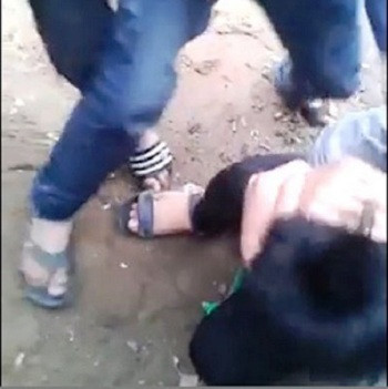 Nam sinh bị đánh hội đồng một cách dã man Nam sinh bị đánh hội đồng một cách dã man