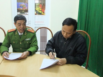 Lê Xuân Dũng (phải) tại cơ quan CSĐT Lê Xuân Dũng (phải) tại cơ quan CSĐT