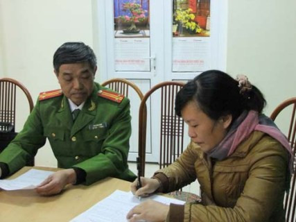 Hoàng Thị Tâm (phải) tại cơ quan CSĐT Hoàng Thị Tâm (phải) tại cơ quan CSĐT