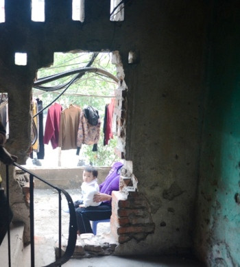 Thậm chí nhiều hộ dân đã ngang nhiên phá những mảng tường lớn bao quanh để làm khu vui chơi cho trẻ nhỏ