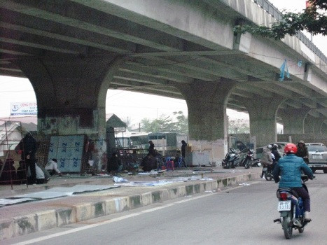 Gầm cầu vượt Phú Sơn biến thành "công xưởng" sản xuất