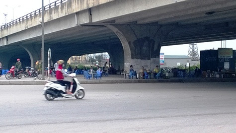 Gầm cầu vượt Quốc lộ 47 trở thành nơi giao lưu buôn bán sầm uất