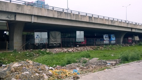 Tại gầm cầu vượt Quốc lộ 47, hầu hết diện tích mặt bằng dưới chân cầu đều biến thành bãi gửi xe...