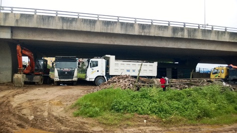 Điểm trông giữ xe dưới gầm cầu vượt đường Trần Hưng Đạo