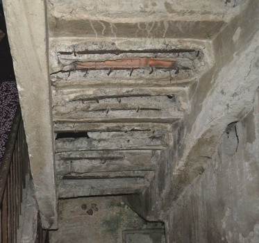 Hệ thống bậc thang, nền, trần đều đã bị bong tróc, xuống cấp cực kỳ nghiêm trọng