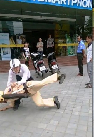 Vị CSGT úp mặt xuống đất khi bị nam thanh niên hành hung Vị CSGT úp mặt xuống đất khi bị nam thanh niên hành hung