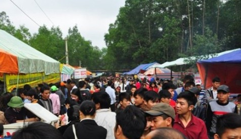 Hàng vạn du khách thập phương có mặt tại Phủ Na để dự lễ chùa đầu năm Hàng vạn du khách thập phương có mặt tại Phủ Na để dự lễ chùa đầu năm