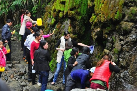 Người dân đua nhau xin "nước lộc" đem về nhà Người dân đua nhau xin "nước lộc" đem về nhà