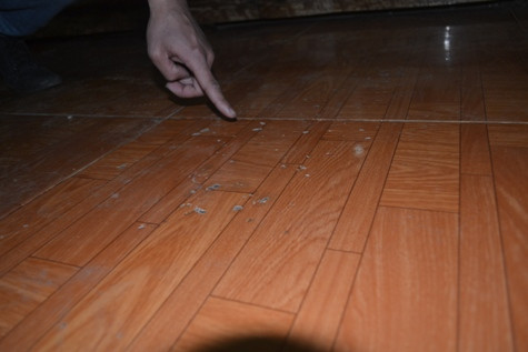 Phần nền nhà bị hư hỏng được cho là đạn bi từ vụ nổ gây ra