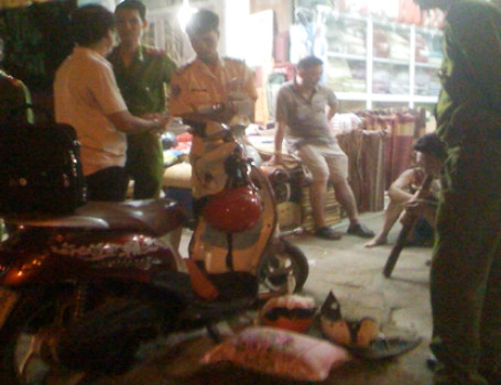 Ngay sau khi gây ra tai nạn, chiếc xe ô tô CRV đã bỏ trốn khỏi hiện trường Ngay sau khi gây ra tai nạn, chiếc xe ô tô CRV đã bỏ trốn khỏi hiện trường