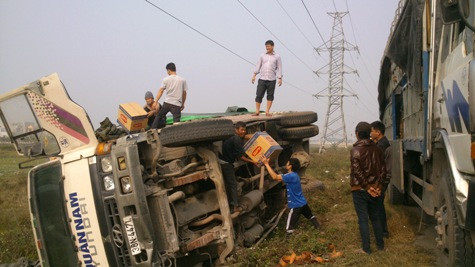 hàng trăm thùng bánh kẹo được người dân và tài xế nhanh chóng bốc dỡ và đưa lên xe khác hàng trăm thùng bánh kẹo được người dân và tài xế nhanh chóng bốc dỡ và đưa lên xe khác