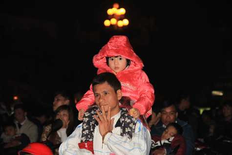 Nhiều em nhỏ cũng theo chân bố mẹ đến quảng trường xem bắn pháo hoa