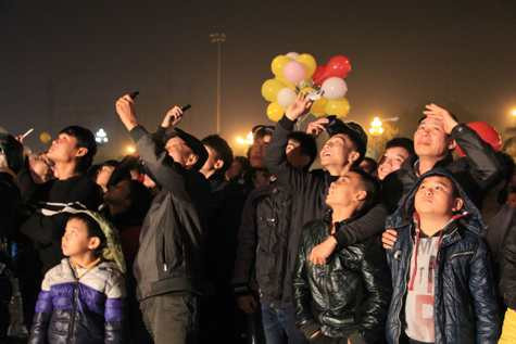 Hàng ngàn người đã có mặt tại quảng trường Lam Sơn để thưởng thức màn bắn pháo hoa rực rỡ