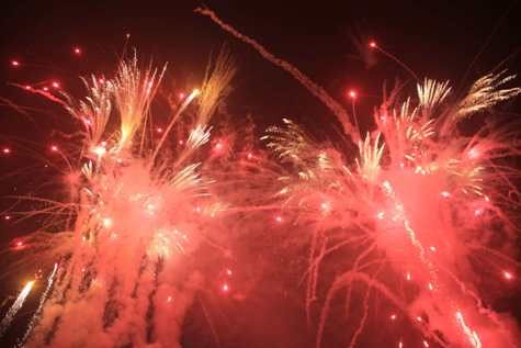 Màn bắn pháo hoa rực rỡ trong tiếng hò reo của hàng ngàn người dân