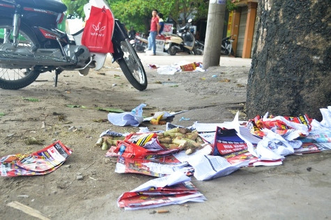 Tờ rơi quảng cáo chất thành nhiều đống lớn dưới gốc cây Tờ rơi quảng cáo chất thành nhiều đống lớn dưới gốc cây