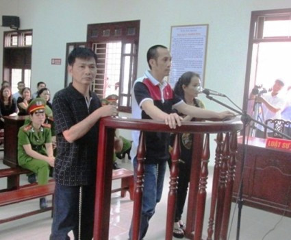 Tuấn "thần đèn" (giữa) cùng hai vợ chồng Tuấn -Hương trước vành móng ngựa