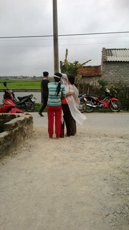 Người thân đau xót trước cái chết của anh Quý Người thân đau xót trước cái chết của anh Quý