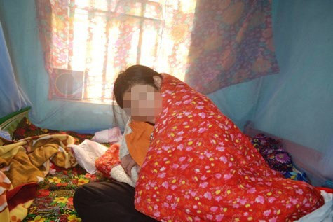 Chị V trong cơn hoảng loạn khi bị Linh dở trò đồi bại Chị V trong cơn hoảng loạn khi bị Linh dở trò đồi bại