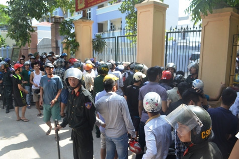 Chiếc xe được áp tải đến trụ sở Công an phường Ngọc Trạo trước sự bảo vệ của CSCĐ Chiếc xe được áp tải đến trụ sở Công an phường Ngọc Trạo trước sự bảo vệ của CSCĐ