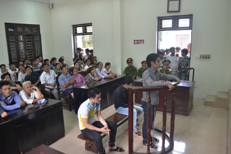 Các đối tượng phạm tội đứng trước vành móng ngựa Các đối tượng phạm tội đứng trước vành móng ngựa