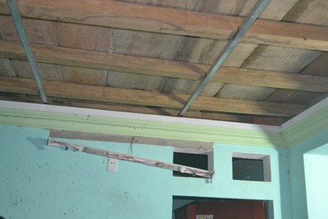 Toàn bộ mái tôn trên trần nhà đã bị bong ra sau khi vụ nổ xảy ra