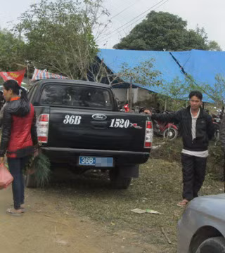 Xe biển xanh bên lòng đường khiến lối đi bị thu hẹp Xe biển xanh bên lòng đường khiến lối đi bị thu hẹp