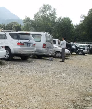 Xe biển xanh đi lễ chùa đậu tràn lan trong bãi gửi xe tại đền Phủ Na Xe biển xanh đi lễ chùa đậu tràn lan trong bãi gửi xe tại đền Phủ Na