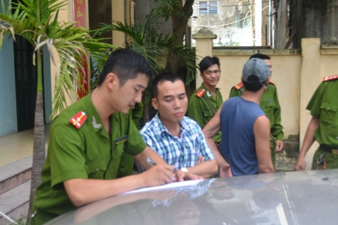 Lực lượng chức năng ghi biên bản sự việc Lực lượng chức năng ghi biên bản sự việc