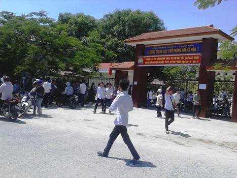 Tại trường THPT Hoằng Hóa 3...