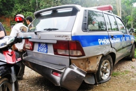 Xe CSGT cũng bị hư hỏng nặng phần đuôi Xe CSGT cũng bị hư hỏng nặng phần đuôi