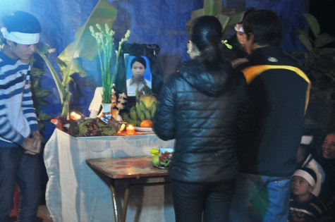 Rất nhiều bạn bè và hàng xóm láng giềng đến thắp nén nhang cầu cho em được an lành nơi chín suối Rất nhiều bạn bè và hàng xóm láng giềng đến thắp nén nhang cầu cho em được an lành nơi chín suối